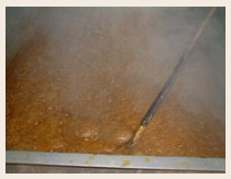 アク抜き大量に出た絞り汁は、大きな釜で焚き、アクを抜きます。グツグツと煮えたぎる釜からは、なんとも言えない甘い香りの湯気が沸き立ちます